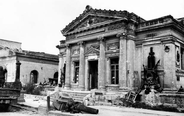 ID: 10632295 Описание: Советский Союз. Севастополь. Здание Военно-исторического музея Черноморского флота, разрушенное немецкими солдатами, 1944 год. Фотохроника ТАСС