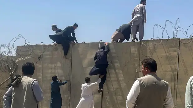 Reuters: в аэропорту Кабула за несколько дней погибли 12 человек