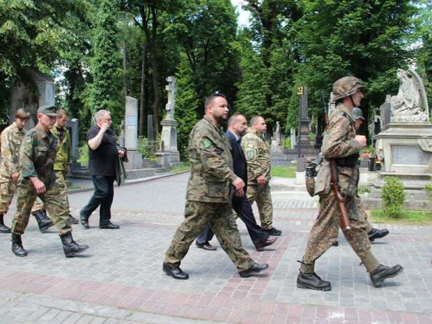 Во Львове с помпой похоронили нациста, который "не мог забыть взгляд Гитлера"