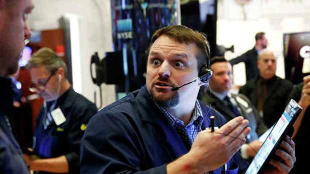 Трейдер на площадке Нью-Йоркской фондовой биржи 