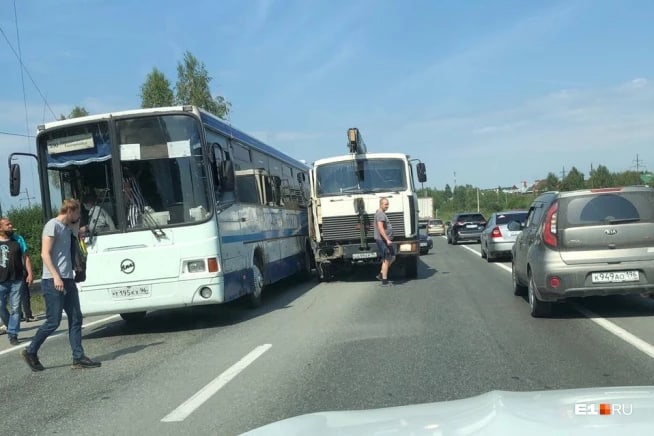 На ЕКАД многокилометровая пробка – перекрыты две полосы движения