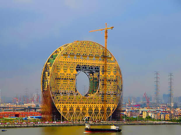 theyve-almost-finished-construction-on-this-awesome-building-that-looks-like-a-giant-coin_hiiky_0