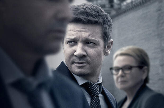 Кайл Чандлер, Джереми Реннер и Дайэнн Уист. Кадр из сериала "Мэр Кингстауна"