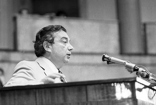 Евгений Примаков выступает на 2-й всесоюзной конференции востоковедов, 1983 год