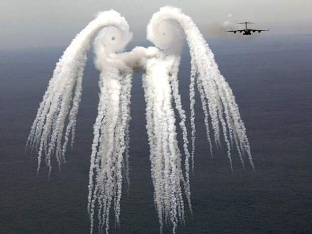 Ангелы, образовавшиеся от самолётных выхлопов