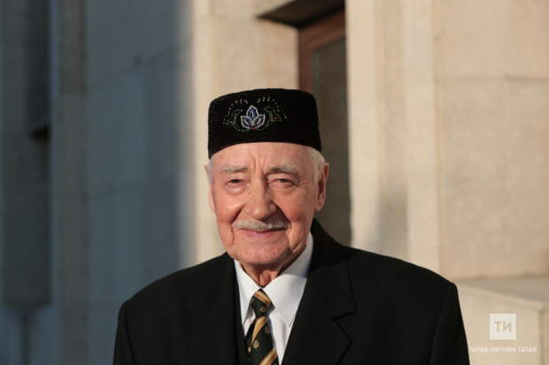 «Ул вакытта мин булмам»: Равил Шәрәфиев Александр Далматовка тарихи бүләк тапшырды