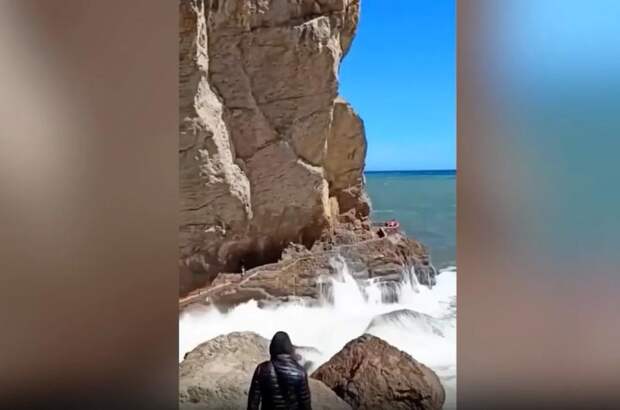 Волна снесла девушку с собакой во время фотосессии на горной тропе в Крыму