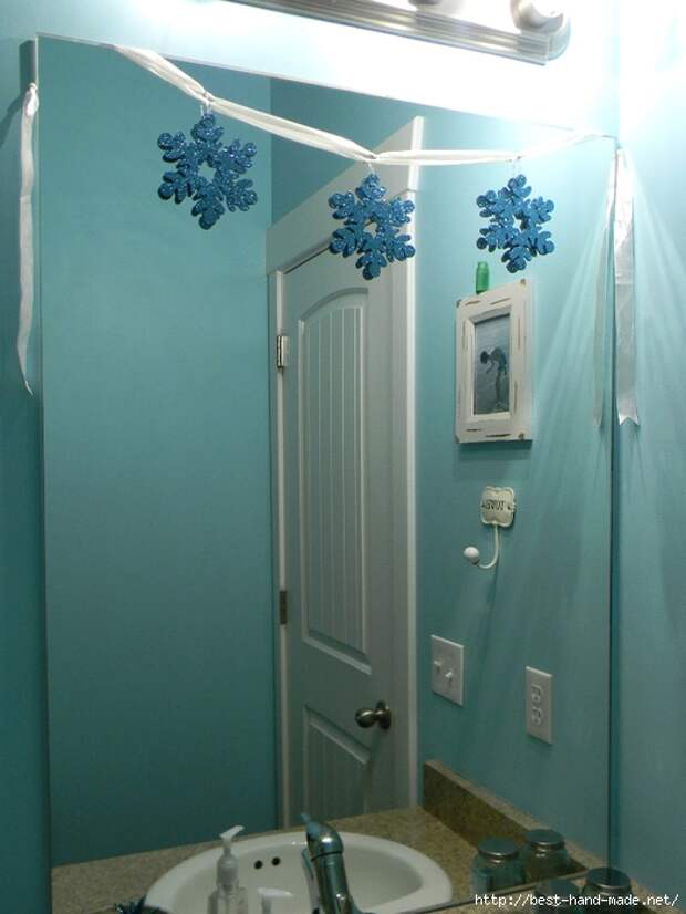 bathroom-decor-simple-christmas-bathroom-decorations-with-glittered-blue-snowflakes-for-small-vanity-mirror-decorations-christmas-bathroom-decorations-for-elegant-and-girly-accessories-and-ornaments (525x700, 247Kb)