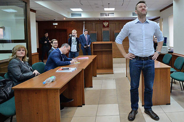 Алексей Навальный (справа)