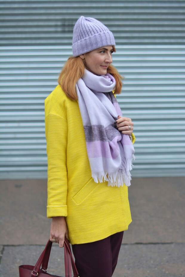 Bright winter outfit | Yellow coat, purple trousers, lilac scarf & hat