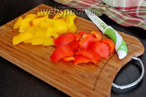 Сладкий перец нарезать на крупные куски.