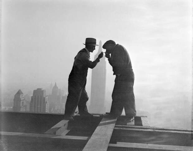 A smoking break during the construction of the RCA building, 1932.