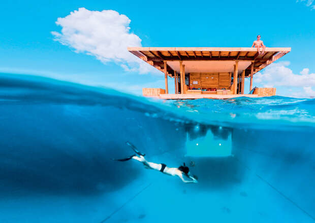 Это была бы обычная курортная гостиница на берегу моря, если бы не один номер — плавучий домик с подводной комнатой.