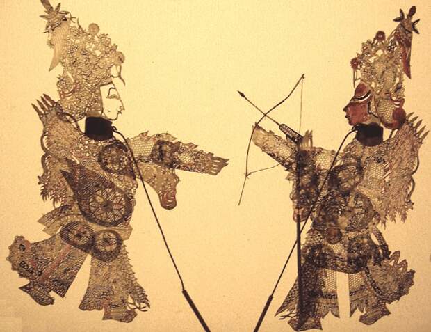 Игра теней Китай На протяжении сотен лет китайская игра теней оставалась основной формой развлечения во время народных гуляний. Эта красочная древняя традиция сопровождается музыкой и выглядит очень впечатляюще. Обычно в представлении задействовано около семи актеров, которые управляют куклами из-за ширмы. По мнению китайских экспертов, предстоящее исчезновение теневых пьес можно отнести к современному образу жизни, индустриализации, урбанизации и влиянию современной культуры.