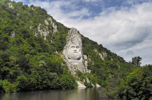 Самые известные гигантские статуи, высеченные в скалах  в мире, скалы, статуи