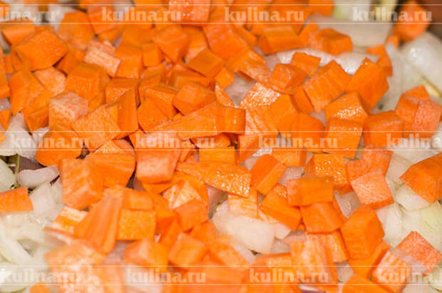 Морковь нарезать кубиком и положить в кастрюлю.