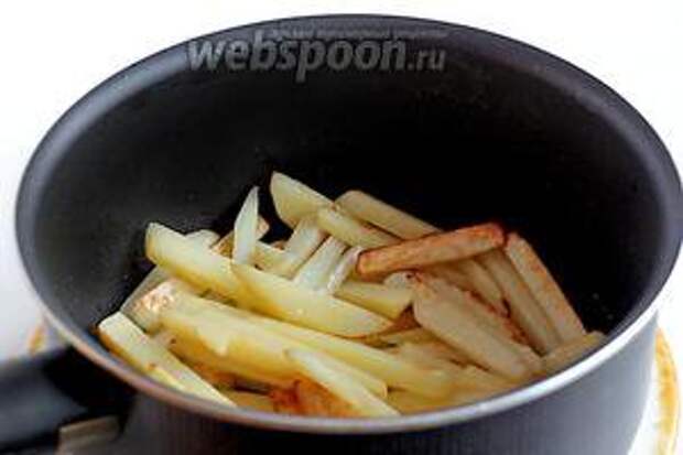 Картофель обжарить до полуготовности на растительном масле.