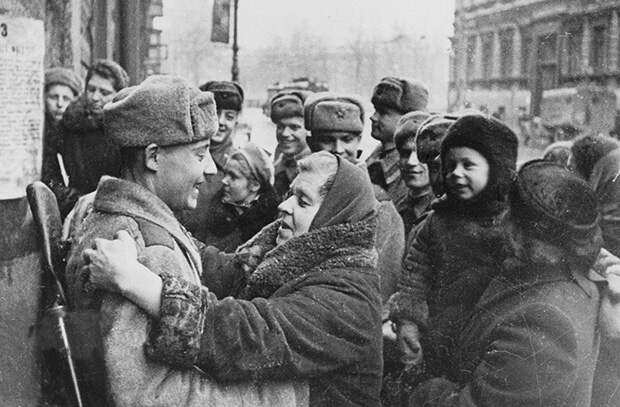 Ленинградцы встречают освободителей. 1944 год. Фото: novchronic.ru