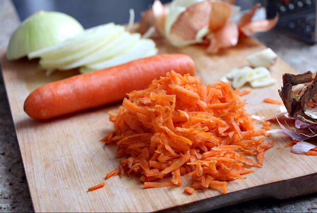 Обжарка моркови и лука до золотистой корочки.