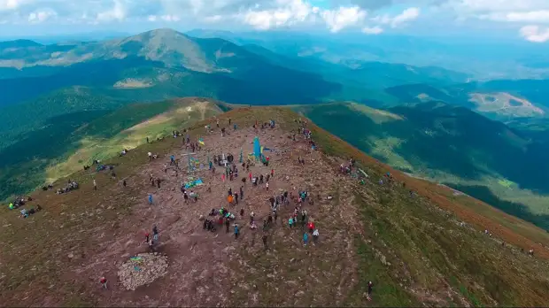 Вершина горы Говерла в Карпатах - самая высокая гора и наивысшая точка на территории Украины