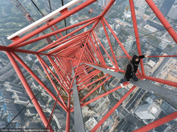 На Китайский Новый год любители экстремальной съемки забрались на башню крана строящегося финансового центра в китайском Шэньчжэне, высота которой достигает почти 660 метров.