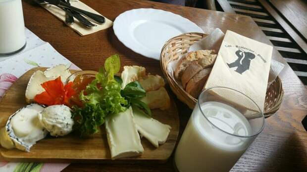 Вкусности, которые можно заказать в кафе или приобрести в магазине (Pfunds Molkerei, Дрезден). | Фото: tripadvisor.ru. Вкусности, которые можно заказать в кафе или приобрести в магазине (Pfunds Molkerei, Дрезден). | Фото: tripadvisor.ru.