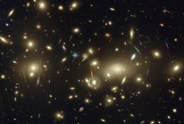 Abell 2218 – большое скопление галактик