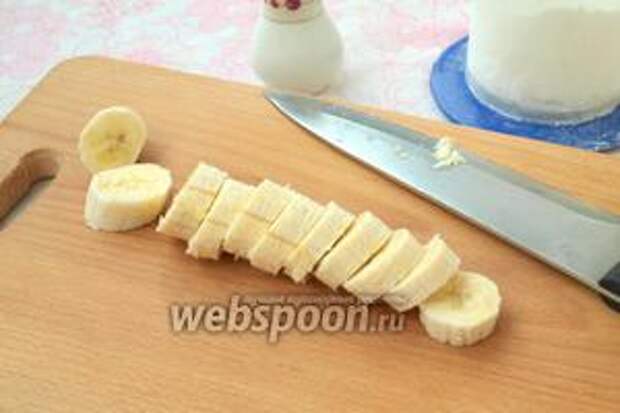 С банана снять шкурку и нарезать толстыми кружочками.