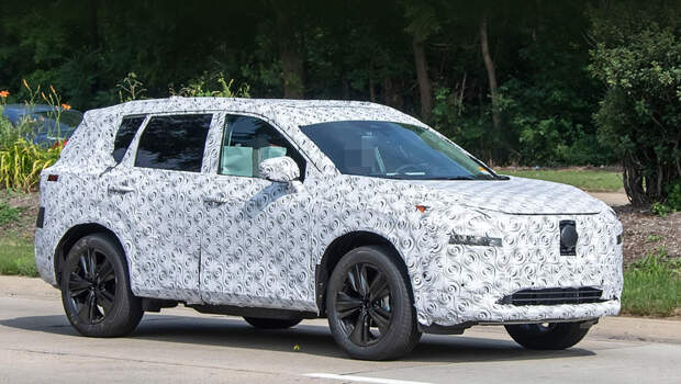 Nissan x-trail,Nissan roque. Общие контуры кузова и даже форма третьих боковых стёкол напоминают предшественника. Из заметных сразу отличий — поменялись места крепления наружных зеркал (ножка зеркала теперь стоит на дверной панели, а не в углу стекла).