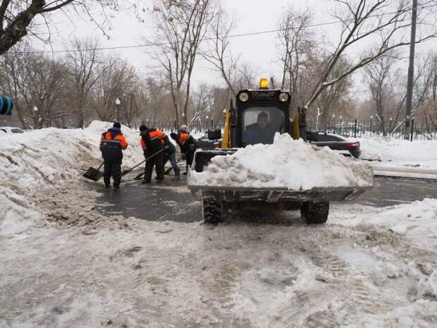 Пешеходную дорожку во дворе на Алтуфьевском шоссе очистили от льда
