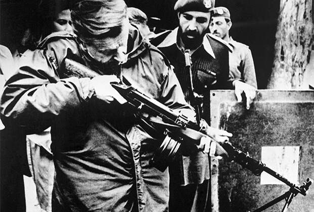 Збигнев Бжезинский во время посещения позиций пакистанских войск. Он был одним из авторов поддержки моджахедов в Пакистане и Афганистане для противодействия СССР
