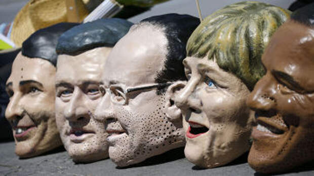 Маски с лицами участников саммита G7 во время акции протеста в Мюнхене Маски с лицами участников саммита G7 во время акции протеста в Мюнхене