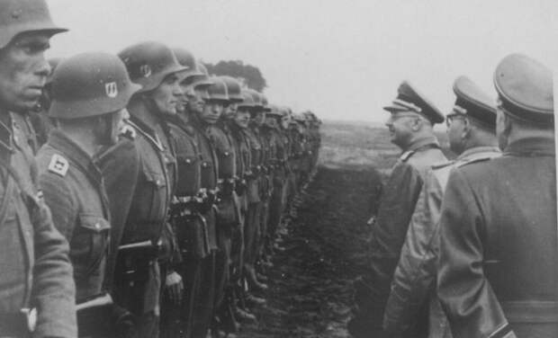 1944 год, рейхсфюрер СС Генрих Гиммлер во время смотра 14-й гренадерской дивизии СС «Галичина»