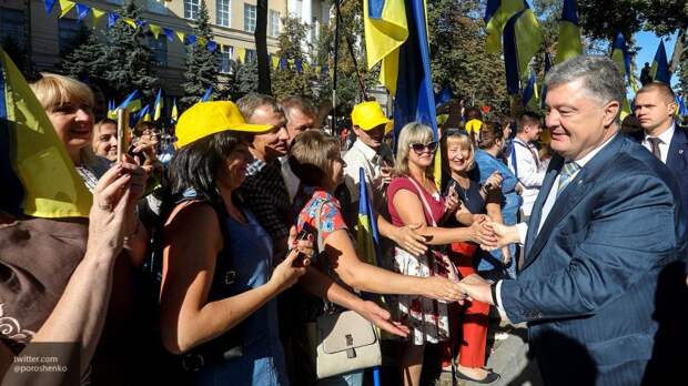 Порошенко согнал в Донбасс украинских послов посмотреть, чем помочь региону