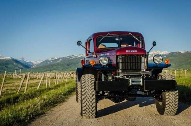 Крутой 70-летний Dodge Power Wagon с мощным двигателем