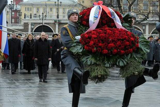 Церемония возложения венка к Могиле Неизвестного Солдата у Кремлёвской стены.