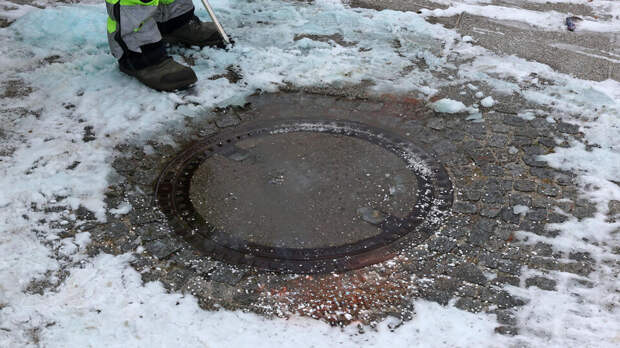 Девочка провалилась в открытый люк по пути в школу в Краснодаре