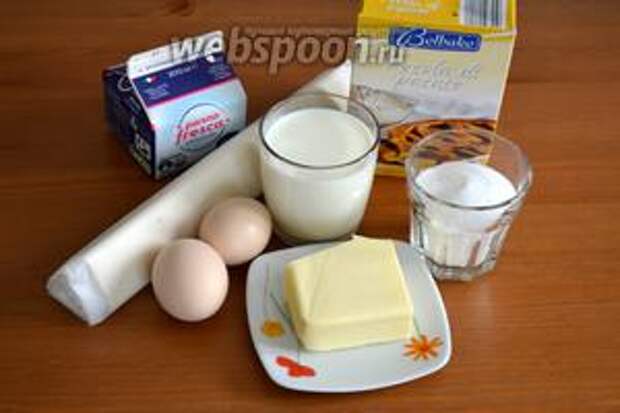 Ингредиенты для приготовления рулета: слоёное бездрожжевое тесто, молоко, яйца, сливочное масло, сахар, крахмал и свежие сливки.
