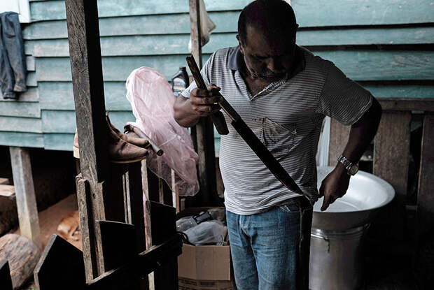 Амазонская фабрика любви: Фоторепортаж из единственного в мире этичного производства презервативов