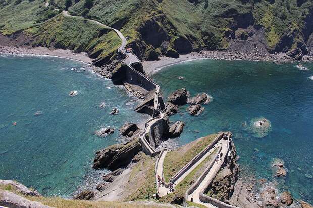 Остров Сан-Хуан де Гастелугаче (San Juan de Gaztelugatxe) и его лестница c 237 ступеньками (Испания)