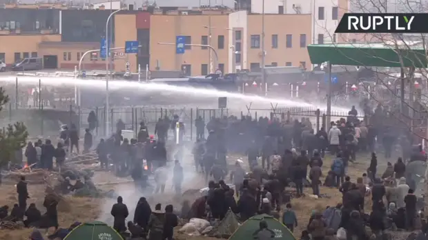 Газ, водомёты, светошумовые гранаты: ситуация с мигрантами на границе Польши и Белоруссии