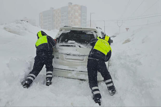 Первая партия техники для уборки снега поступила на Камчатку с Сахалина