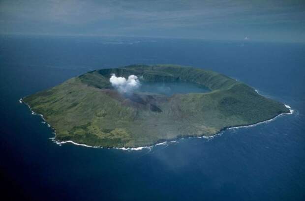 Самые красивые вулканические озера мира-18
