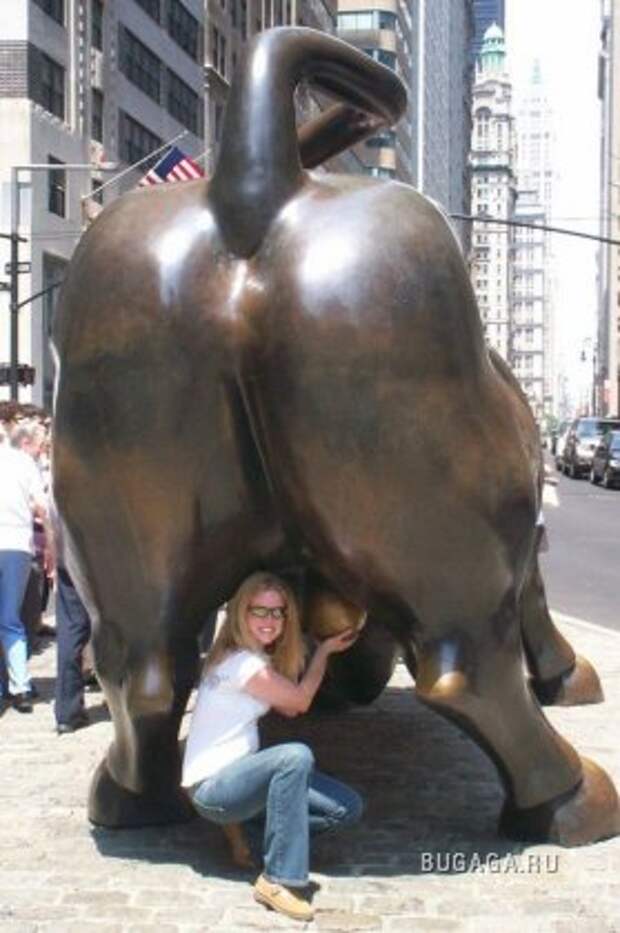 Bull cock. Памятник бык с яйцами. Скульптура женщина с яйцом.