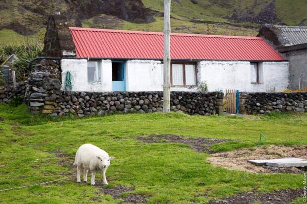 Как живут люди на одном из самых одиноких островов в мире