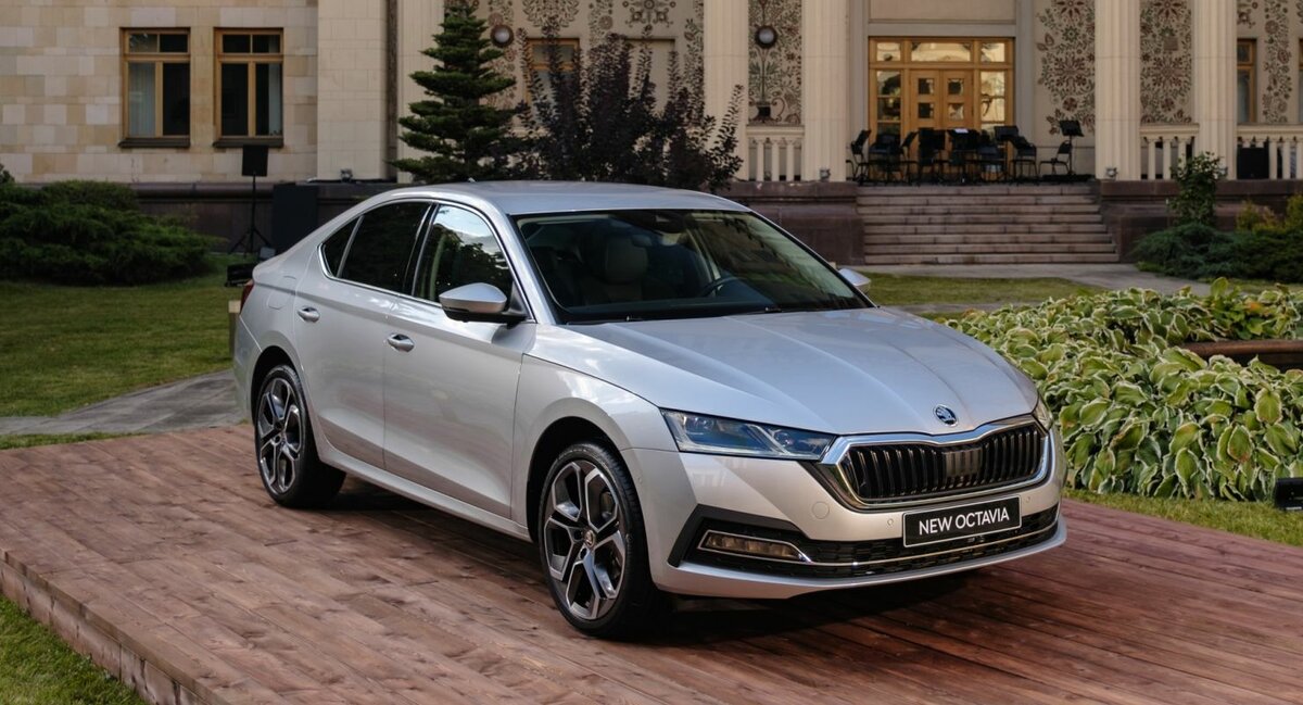 Новая Skoda Octavia теперь доступна с базовым и топовым моторами. Цены на популярный лифтбек серьёзно выросли