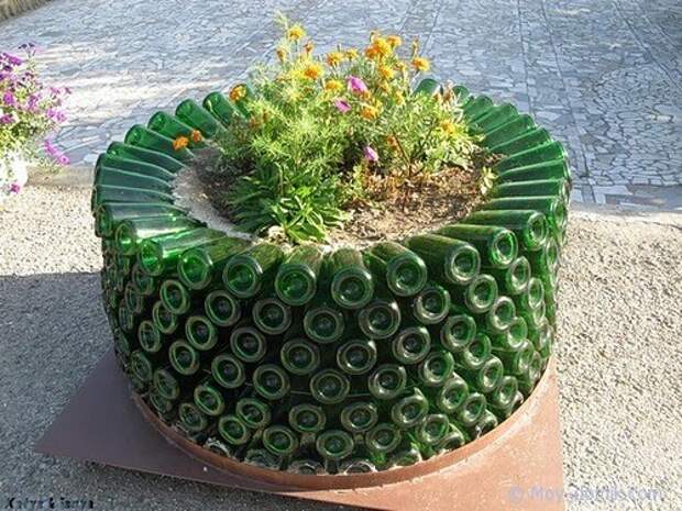 Клумба из стеклянных бутылок