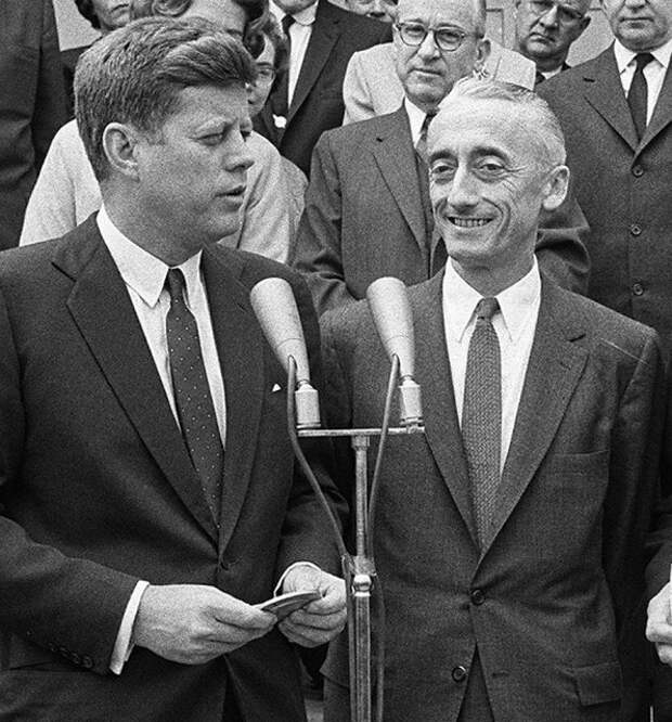 В 1961 году президент США Джон Кеннеди наградил Жака Ива Кусто золотой медалью Национального географического общества.