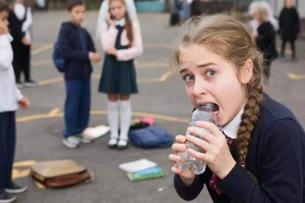 Школьница из Новосибирска застряла языком в бутылке