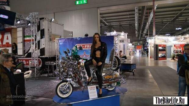 b2ap3_thumbnail_more-eicma-2015-girls-for-a-nice-weekend-photo-gallery_1.jpg